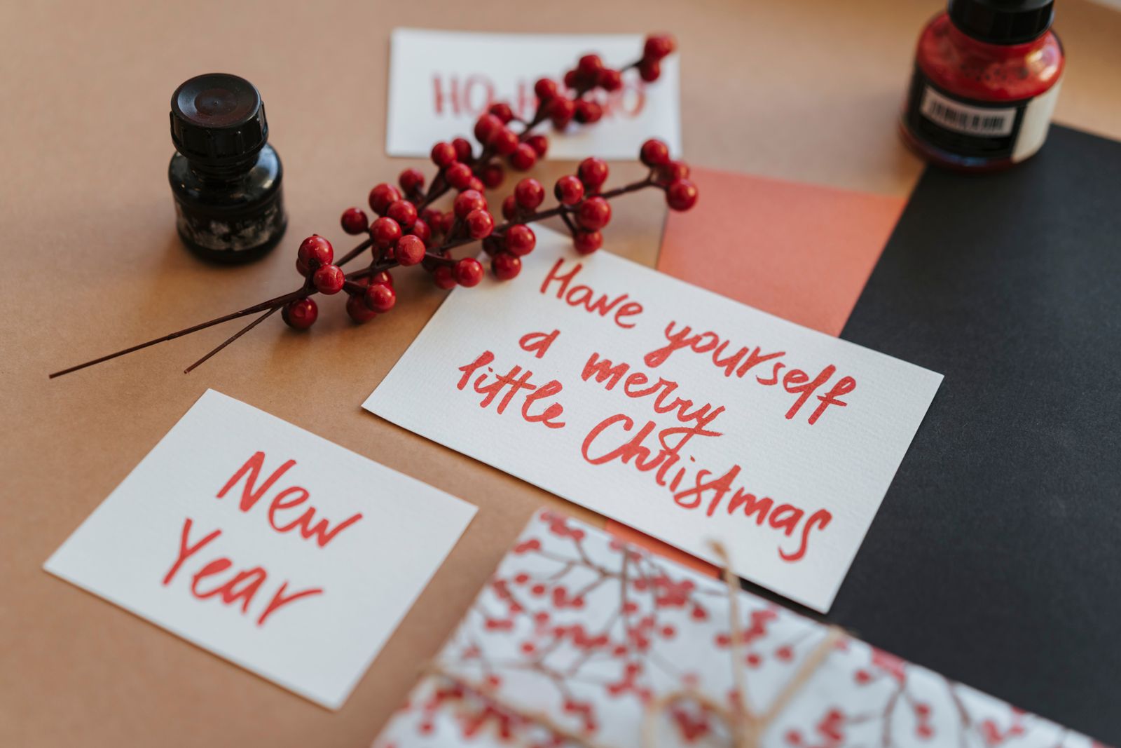Kerstkaarten met feestelijke decoratie