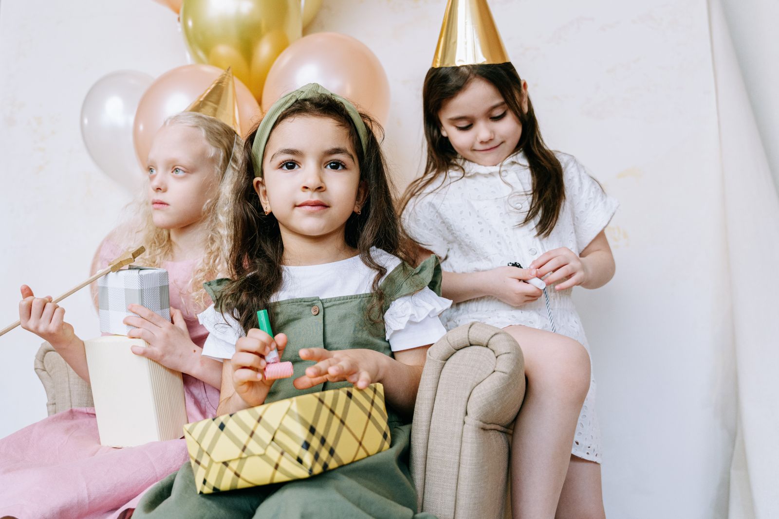Kinderen op een verjaardagsfeestje met cadeaus en ballonnen