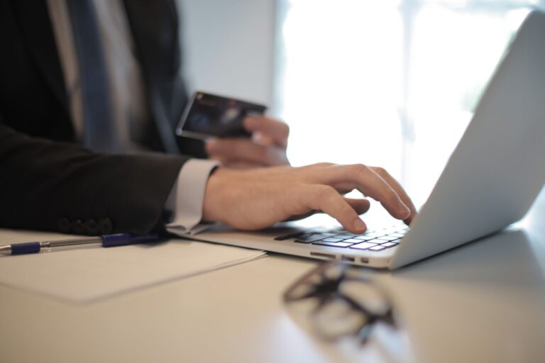 Virtuele creditcard voor bedrijven: kaarten per medewerker en abonnement