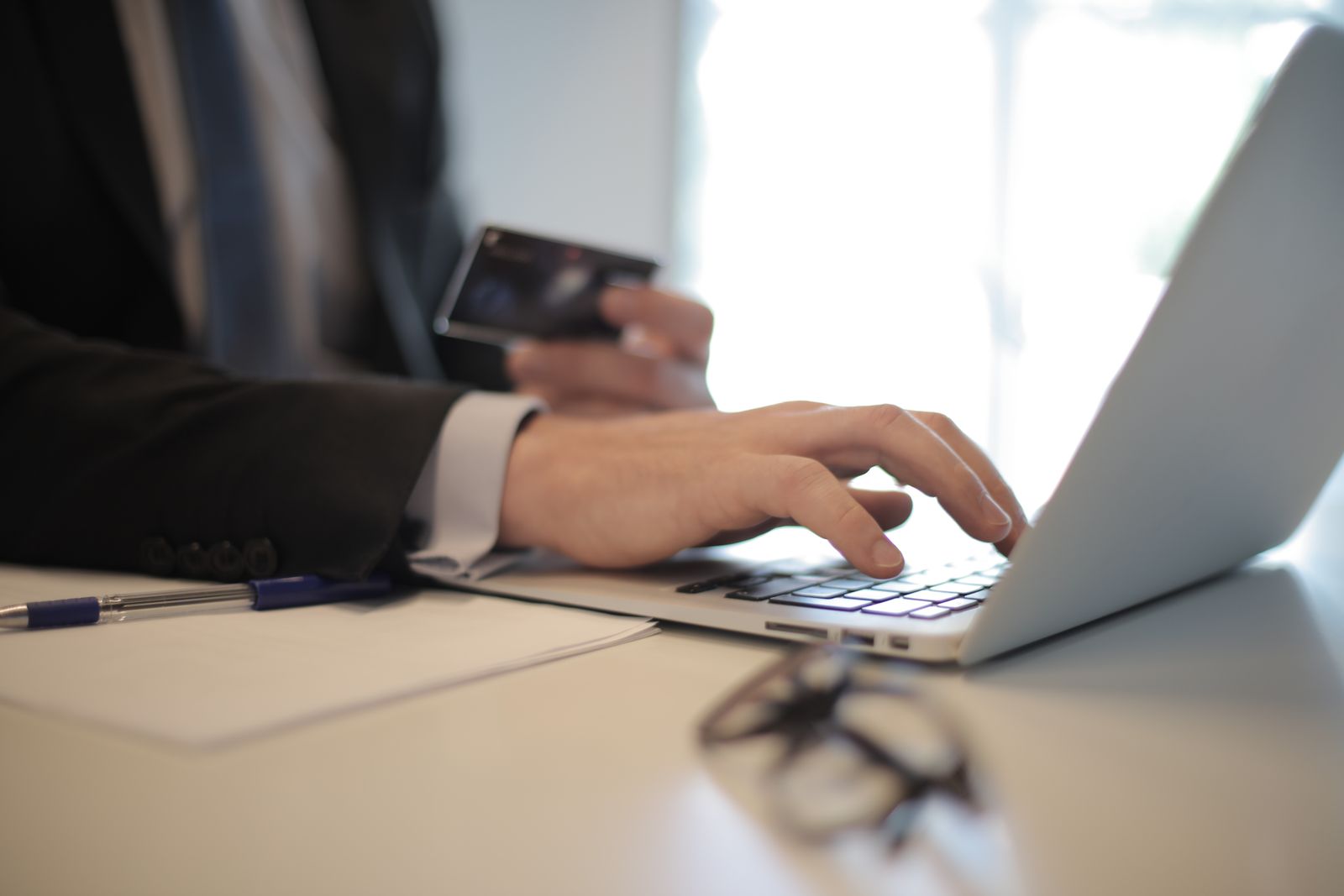 Ondernemer betaalt online met laptop en creditcard