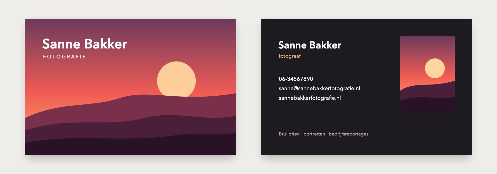 Visitekaartje voorbeeld voor een fotograaf: voorkant met een paars-oranje zonsondergang als beeldvlak en de naam Sanne Bakker Fotografie in wit, donkere achterkant met contactgegevens en een kleine foto