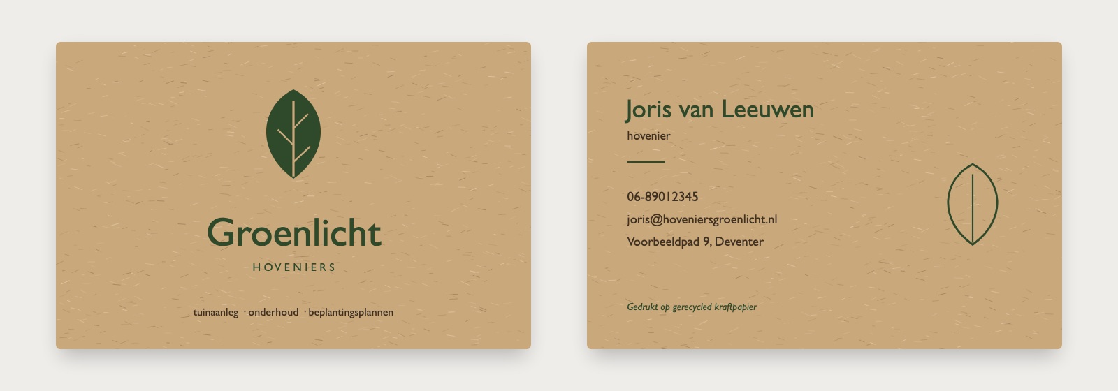 Visitekaartje voorbeeld voor een hovenier in kraft-look: bruin kraftpapier met een donkergroen blad als logo en de naam Groenlicht, achterkant met contactgegevens in donkergroen