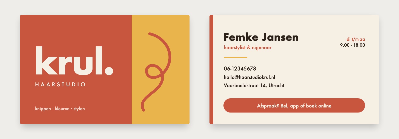 Voorbeeld visitekaartje voor een kapper: voorkant in terracotta en okergeel met de naam krul. in grote letters, achterkant crème met contactgegevens en openingstijden