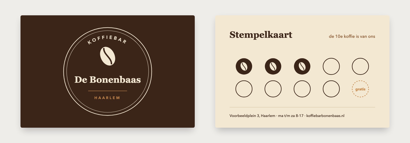 Visitekaartje voorbeeld voor een koffiebar: donkerbruine voorkant met een rond retro logo en de naam De Bonenbaas, crème achterkant als stempelkaart met tien rondjes en de tiende koffie gratis
