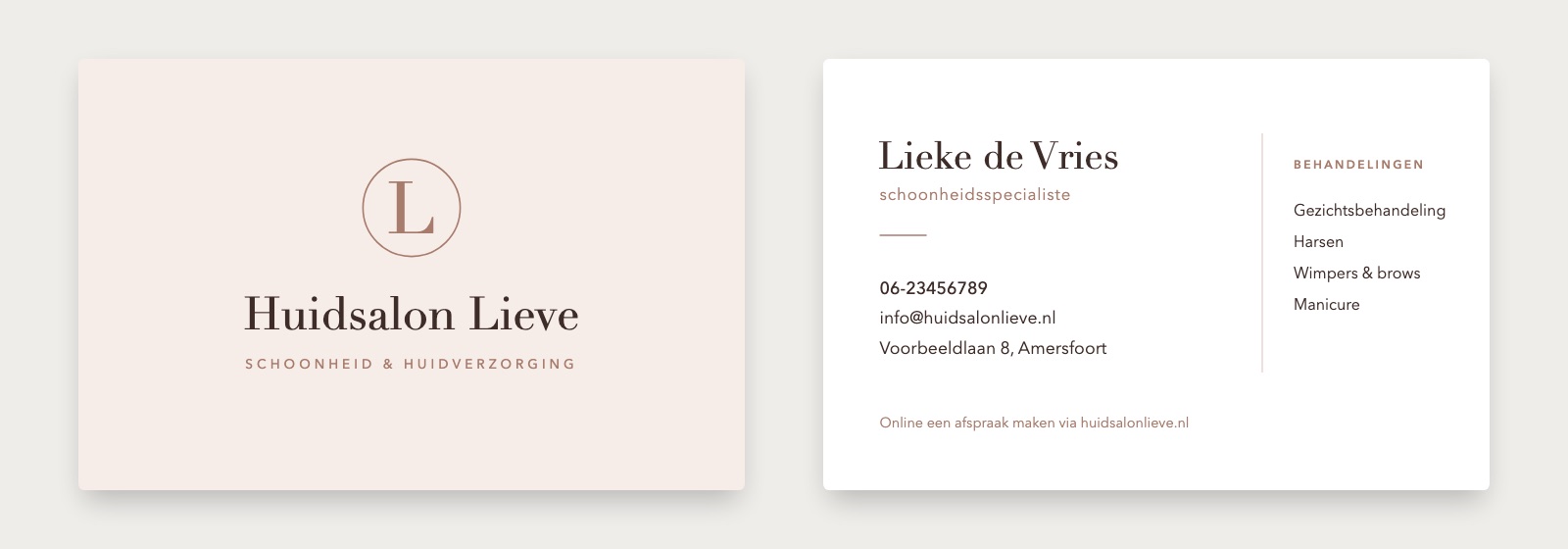 Minimalistisch visitekaartje voorbeeld voor een schoonheidssalon: lichtroze voorkant met monogram L in een cirkel en de naam Huidsalon Lieve in een klassiek schreeflettertype, witte achterkant met behandelingen