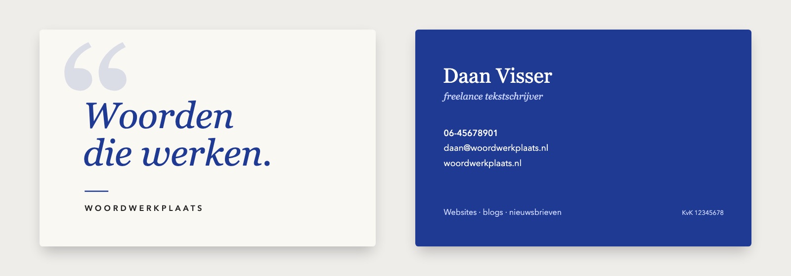 Typografisch visitekaartje voorbeeld voor een zzp tekstschrijver: crème voorkant met de slogan Woorden die werken in blauwe cursieve letters, donkerblauwe achterkant met naam en contactgegevens